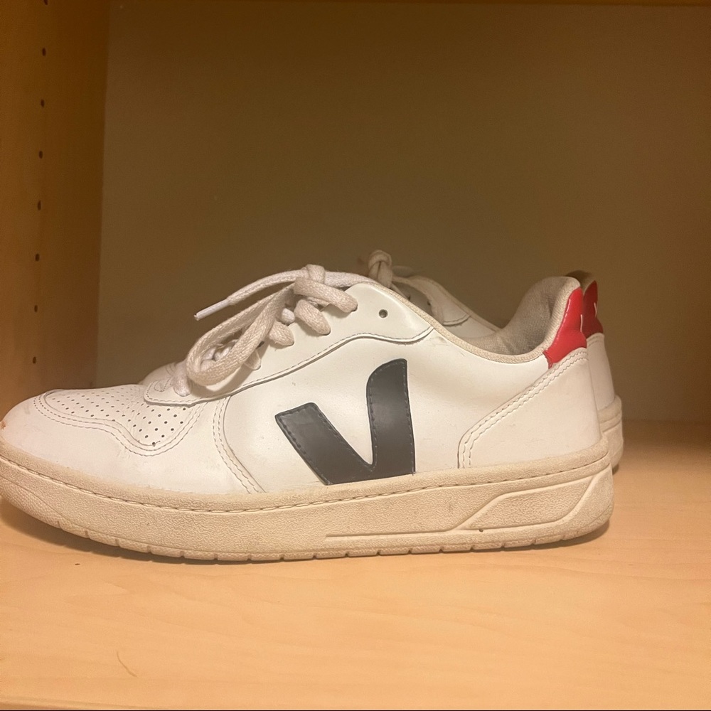 Veja V-10 leather sneaker